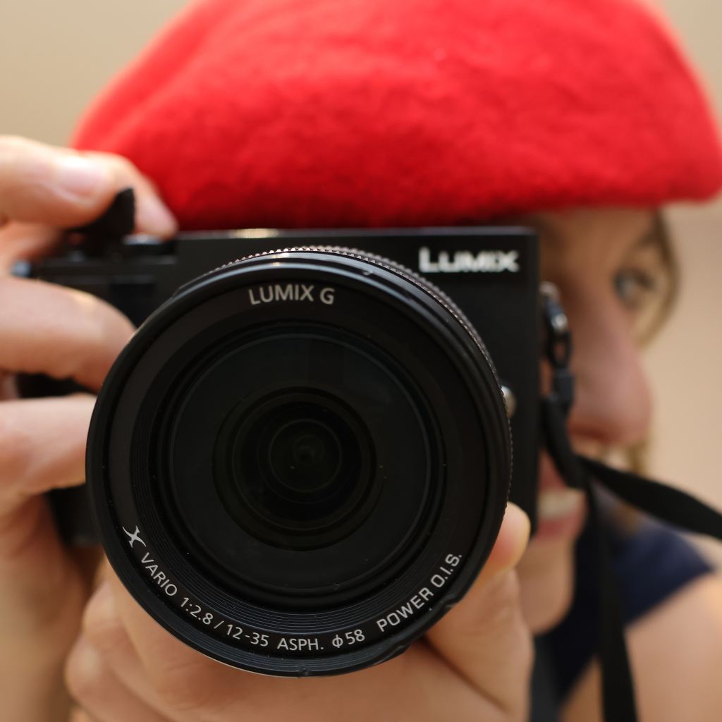 Emotive videaste la fille au béret rouge