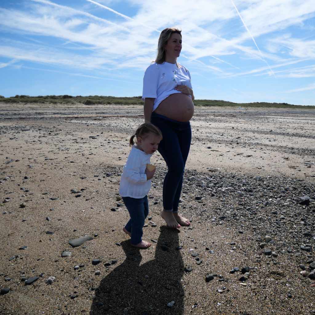 Future maman enceinte de son deuxième bébé, portrait en extérieur