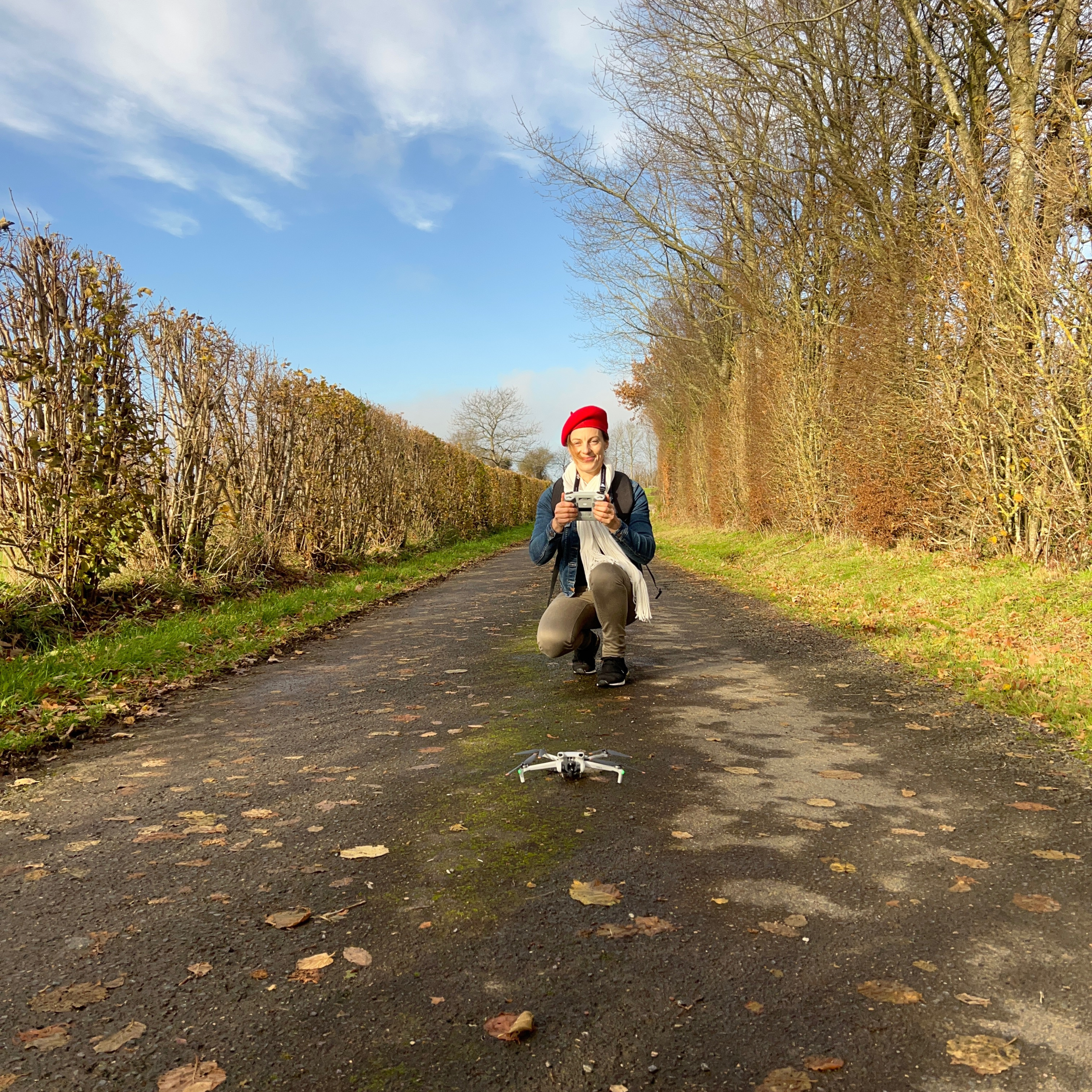 Vue aérienne par drone d’un mariage en Normandie réalisée par une vidéaste professionnelle