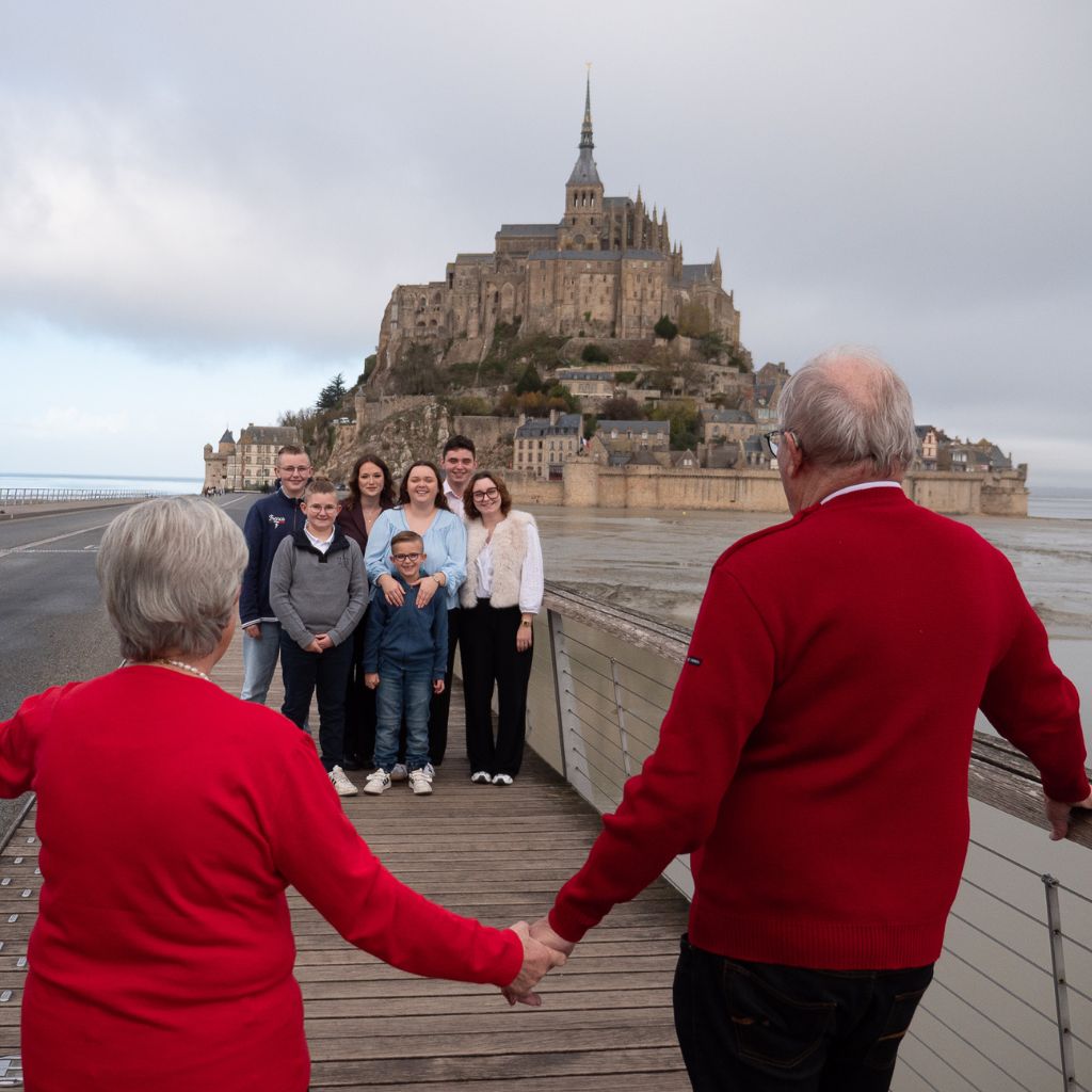 Séance photo en famille au Mont Saint-Michel : rires, complicité et paysages normands