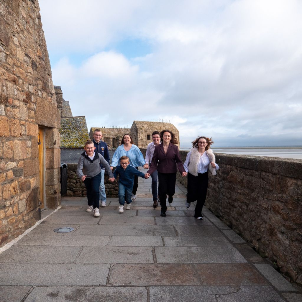 hotographie de famille au Mont Saint-Michel – Normandie, séance photo en plein air