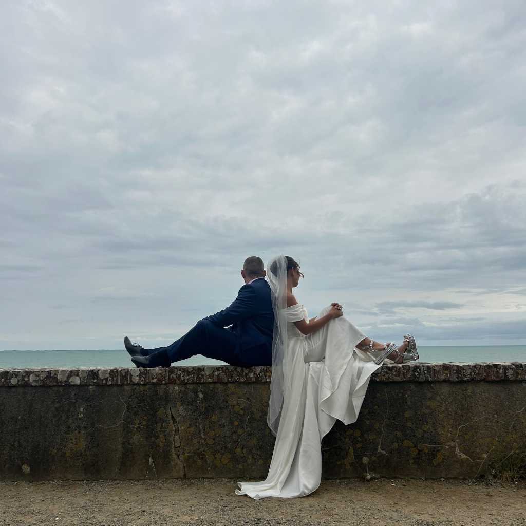 Séance photo de mariage en extérieur – Jardin Dior, Granville