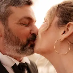 Portrait romantique du couple de mariés lors de leur mariage